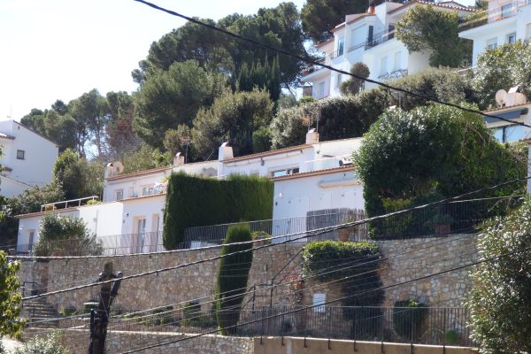 Résidence "Sol y Mar" ;
-4 bâtiments séparés de 6m & entourés d'espaces jardinés.
-2 pavillons par bâtiment disposées en escalier.
(le vôtre est au dessus du parking).
-piscine (9mx4,50m)+terrasse (25m2) & vue en surplomb de mer.
-parking privé.