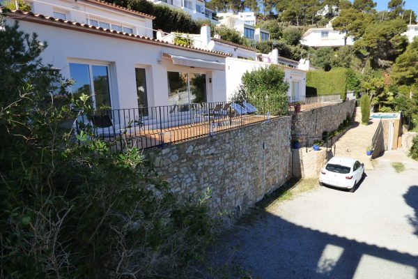 Résidence "Sol y Mar" ;
-4 bâtiments séparés de 6m & entourés d'espaces jardinés.
-2 pavillons par bâtiment disposées en escalier.
(le vôtre est au dessus du parking).
-piscine (9mx4,50m)+terrasse (25m2) & vue en surplomb de mer.
-parking privé.
