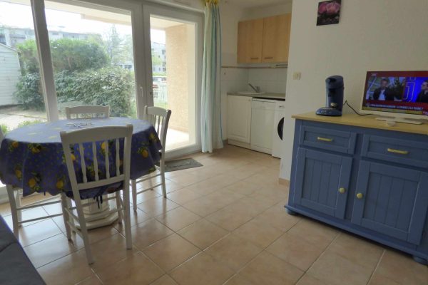 Espace de vie (15,4m2) ; -baie vitrée avec verre anti-effraction avec accès terrasse-jardin (60m2). -canapé-lit type clic clac en 140x190. -living room. -commode. -TV HD avec chaînes numériques. -coin repas. -cuisine ouverte.