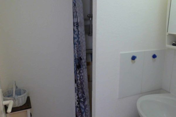 Salle d'eau (2,1m2) ; -cabine de douche en 90X90. -meuble vasque avec rangement & miroir. -petit meuble colonne. -sèche-cheveux.