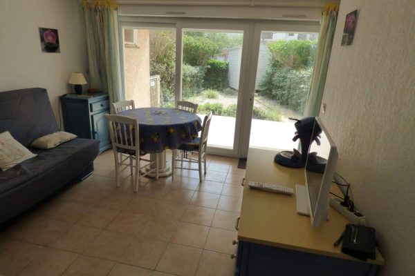 Espace de vie (15,4m2) ; -baie vitrée avec verre anti-effraction avec accès terrasse-jardin (60m2). -canapé-lit type clic clac en 140x190. -living room. -commode. -TV HD avec chaînes numériques. -coin repas. -cuisine ouverte.