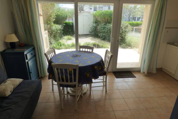 Espace de vie (15,4m2) ; -baie vitrée avec verre anti-effraction avec accès terrasse-jardin (60m2). -canapé-lit type clic clac en 140x190. -living room. -commode. -TV HD avec chaînes numériques. -coin repas. -cuisine ouverte.
