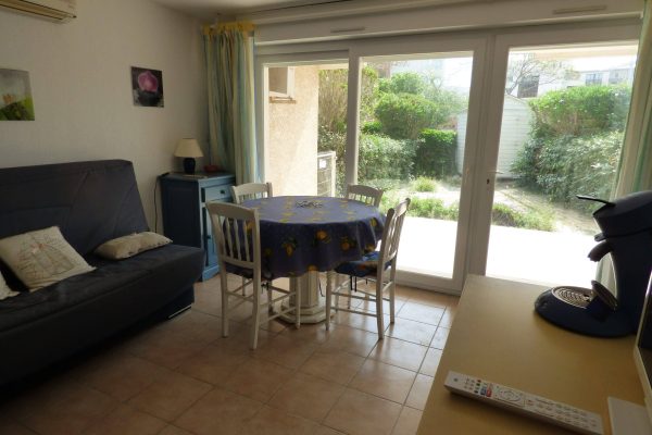 Espace de vie (15,4m2) ; -baie vitrée avec verre anti-effraction avec accès terrasse-jardin (60m2). -canapé-lit type clic clac en 140x190. -living room. -commode. -TV HD avec chaînes numériques. -coin repas. -cuisine ouverte.
