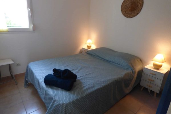 Chambre (7,4m2) ; -fenêtre avec verre anti-effraction & store occultant -lit en 140x190. -tables & lampes de chevet. -armoire encastrée avec penderie & étagères. -miroir.