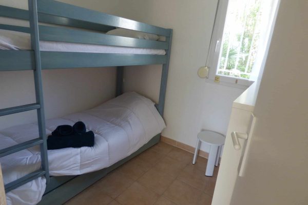 Cabine (4,6m2) ; 2 lits superposés en 90x190. -fenêtre avec verre anti-effraction & store occultant -commode de rangement. -lampes baladeuses.