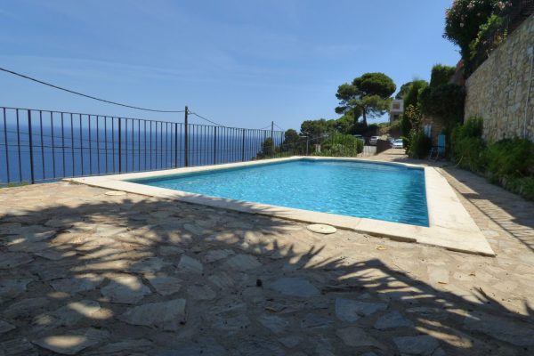 Piscine de la résidence ;
-9m x 4m50 & profondeur 1m30/2m.
-terrasse (25m2).
-ouverte de mi mai à fin septembre.
-partagée par 8 appartements.
-vue panoramique sur les bois, falaises & la mer dans la zone la plus prestigieuse de Begur.