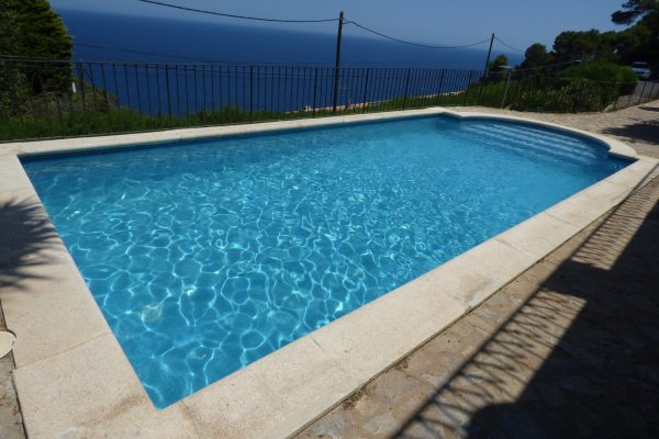 Piscine de la résidence ;
-9m x 4m50 & profondeur 1m30/2m.
-terrasse (25m2).
-ouverte de mi mai à fin septembre.
-partagée par 8 appartements.
-vue panoramique sur les bois, falaises & la mer dans la zone la plus prestigieuse de Begur.