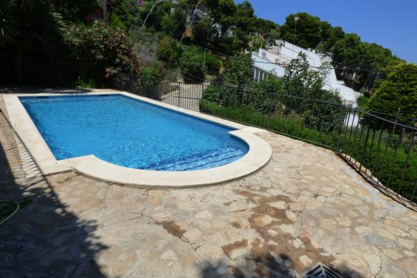 Piscine de la résidence ;
-9m x 4m50 & profondeur 1m30/2m.
-terrasse (25m2).
-ouverte de mi mai à fin septembre.
-partagée par 8 appartements.
-vue panoramique sur les bois, falaises & la mer dans la zone la plus prestigieuse de Begur.