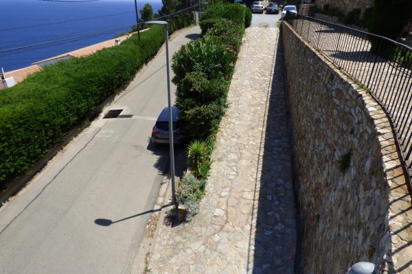 Résidence "Sol y Mar" ;
-4 bâtiments séparés de 6m & entourés d'espaces jardinés.
-2 pavillons par bâtiment disposées en escalier.
(le vôtre est au dessus du parking).
-piscine (9mx4,50m)+terrasse (25m2) & vue en surplomb de mer.
-parking privé.