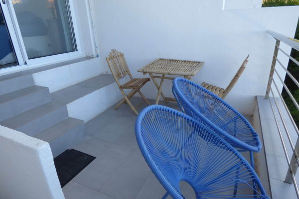 Terrasse privative (10m2) du studio ;
-extraordinaire vue panoramique en surplomb de mer à 100m d'une petite crique sauvage.
-coin repas.
-fauteuils de jardin.
-connexion Wifi.