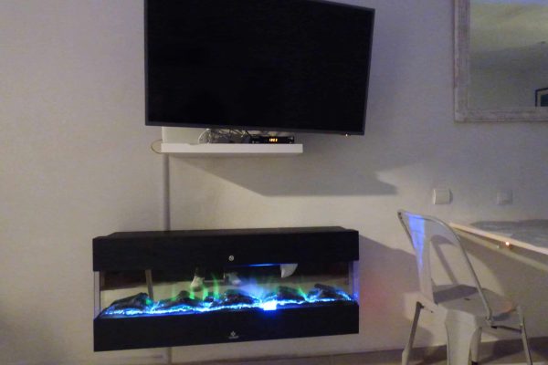 Espace de vie (27m2) ;
-terrasse privative (10m2) avec vue mer.
-Wifi/ethernet.
-canapé 3 places.
-smart TV HD 46" orientable à 90°.
-ventilateur/éclairage de plafond ultra silencieux.
-cheminée électrique  avec ambiance cocooning.
-lit en 150x190cm.