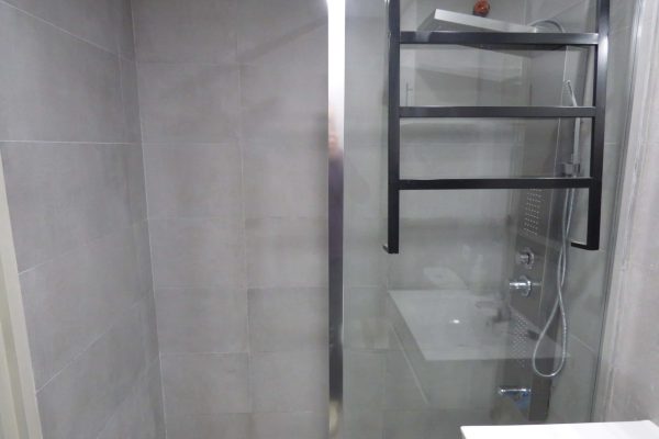 Salle d'eau ;
-douche à l'italienne en 150x90 avec colonne de douche multifonction.
-meuble vasque avec miroir.
-lave-linge à hublot (6 kg).
-WC.
-sèche-cheveux 
-gel douche.