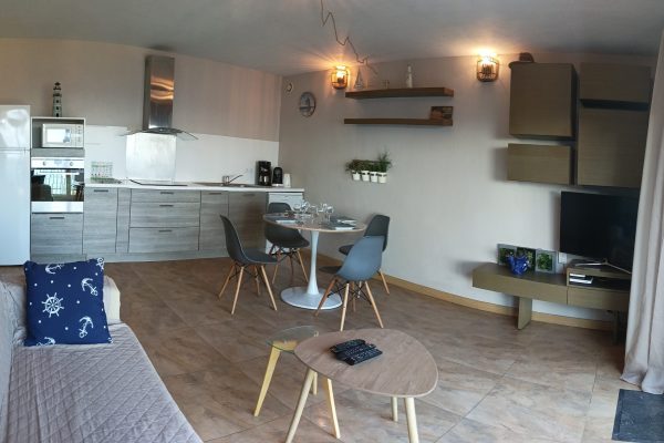 Espace de vie (30m2) ;
-baie vitrée avec voilages & rideaux occultants.
-accès terrasse privée (60m2).
-canapé-lit (matelas en 140).
-coin repas.
-cuisine équipée.
-(Wifi/Ethernet) par fibre optique. 
- Smart TV HD 3D 46" (Fransat + NETFLIX, etc.).