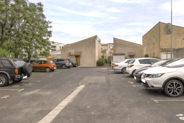 Place de parking gratuite & sécurisée.