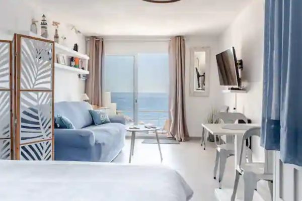 Espace de vie (27m2) ; •Wifi/ethernet. •canapé 3 places. •tables & lampes de chevet. •smart TV HD 46" orientable à 90°. •ventilateur. •cheminée électrique avec ambiance cocooning. •lit en 150x190cm haut de gamme.