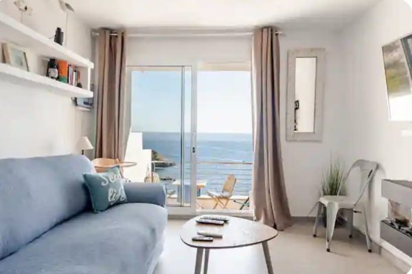 Espace de vie (27m2) ; •Wifi/ethernet. •canapé 3 places. •tables & lampes de chevet. •smart TV HD 46" orientable à 90°. •ventilateur. •cheminée électrique avec ambiance cocooning. •lit en 150x190cm haut de gamme.