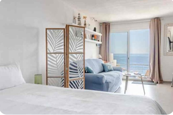 Espace de vie (27m2) ; •Wifi/ethernet. •canapé 3 places. •tables & lampes de chevet. •smart TV HD 46" orientable à 90°. •ventilateur. •cheminée électrique avec ambiance cocooning. •lit en 150x190cm haut de gamme.