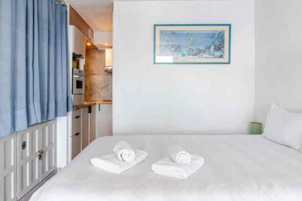 Matelas à mémoire de forme haut de gamme le plus primé d'Europe de 150x190x25cm (marque "Emma" modèle "Hybride II" ). •mousse à mémoire de forme. •25 cm d’épaisseur. •5 zones ergonomiques. •circulation de l'air pour une hygiène et thermorégulation.