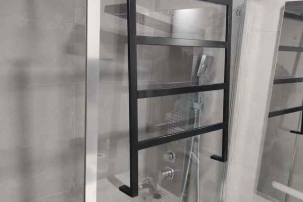 Salle d'eau ; •douche à l'italienne en 150x90 avec colonne de douche multifonction. •meuble vasque avec miroir. •lave-linge à hublot (6 kg). •WC. •sèche-cheveux •gel douche.