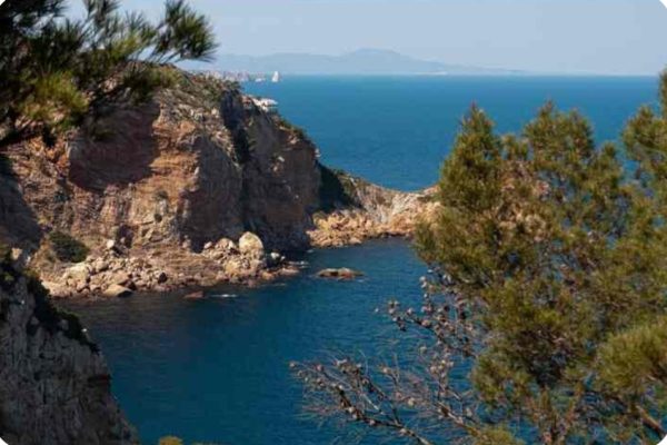 Baie en face la résidence ;-zone de Cap Begur (La pointe de Begur), la plus profonde de la zone.-superbe crique de s'eixugador et plage de Sa Tuna à gauche de la falaise.
