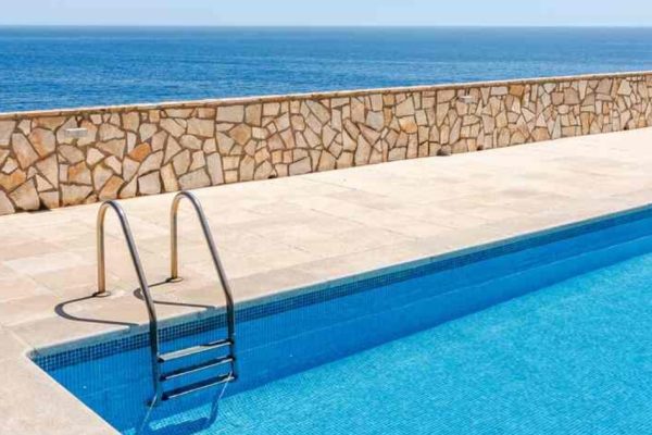 Extraordinaire vue panoramique en surplomb de mer à 100m d'une petite crique sauvage depuis la grande terrasse (100m2) de la piscine (12mx6m) de la résidence. *Piscine partagée : 10 studios + 5 appartements. Ouverture : mars-novembre de 9h00-23h00.