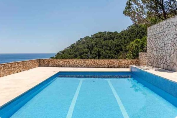 Extraordinaire vue panoramique en surplomb de mer à 100m d'une petite crique sauvage depuis la grande terrasse (100m2) de la piscine (12mx6m) de la résidence. *Piscine partagée : 10 studios + 5 appartements. Ouverture : mars-novembre de 9h00-23h00.