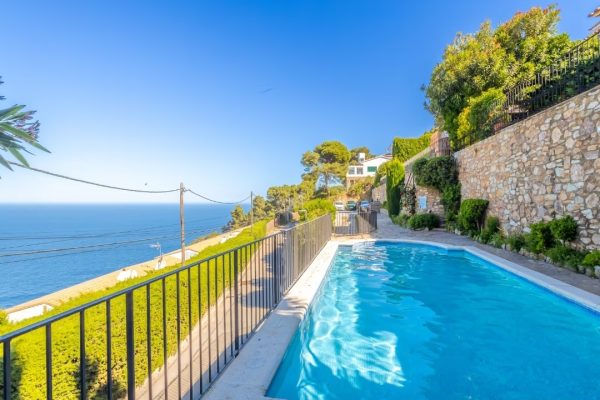 Piscine de la résidence ; -ouverte de mi mai à fin septembre. -chloration saline avec meilleur confort de baignade. -9m x 4m50 & profondeur 1m30/2m. -terrasse (25m2). -partagée par 8 appartements. -vue panoramique sur les bois, falaises & la mer.