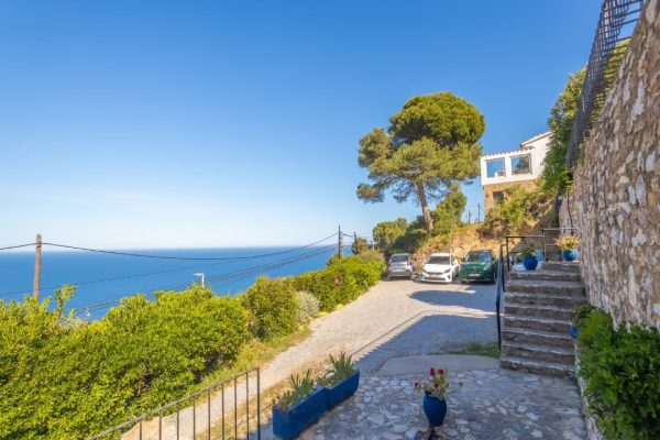 Résidence "Sol y Mar" ;-4 bâtiments séparés de 6m & entourés d'espaces jardinés.-2 pavillons par bâtiment disposées en escalier.(le vôtre est au dessus du parking).-piscine (9mx4,50m)+terrasse (25m2) & vue en surplomb de mer.-parking privé.