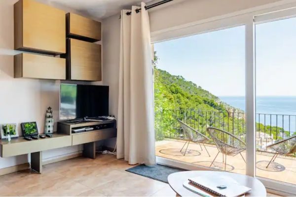 Espace de vie (30m2) ; -baie vitrée avec voilages & rideaux occultants. -accès terrasse privée (60m2). -canapé-lit (matelas en 140). -coin repas. -cuisine équipée. -(Wifi/Ethernet) par fibre optique.  - Smart TV HD 3D 46" (Fransat + NETFLIX, etc.).