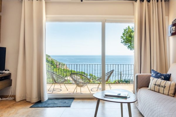 Espace de vie (30m2) ; -baie vitrée avec voilages & rideaux occultants. -accès terrasse privée (60m2). -canapé-lit (matelas en 140). -coin repas. -cuisine équipée. -(Wifi/Ethernet) par fibre optique.  - Smart TV HD 3D 46" (Fransat + NETFLIX, etc.).