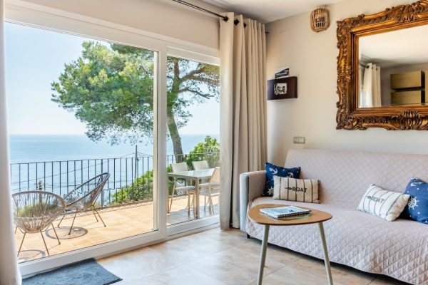 Espace de vie (30m2) ; -baie vitrée avec voilages & rideaux occultants. -accès terrasse privée (60m2). -canapé-lit (matelas en 140). -coin repas. -cuisine équipée. -(Wifi/Ethernet) par fibre optique.  - Smart TV HD 3D 46" (Fransat + NETFLIX, etc.).