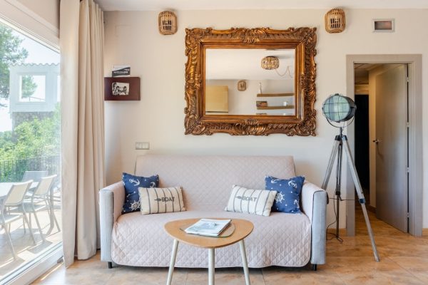 Espace de vie (30m2) ; -baie vitrée avec voilages & rideaux occultants. -accès terrasse privée (60m2). -canapé-lit (matelas en 140). -coin repas. -cuisine équipée. -(Wifi/Ethernet) par fibre optique.  - Smart TV HD 3D 46" (Fransat + NETFLIX, etc.).
