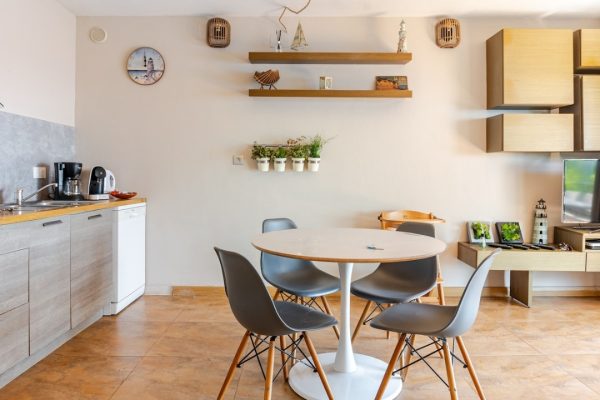 Espace de vie (30m2) ; -baie vitrée avec voilages & rideaux occultants. -accès terrasse privée (60m2). -canapé-lit (matelas en 140). -coin repas. -cuisine équipée. -(Wifi/Ethernet) par fibre optique.  - Smart TV HD 3D 46" (Fransat + NETFLIX, etc.).
