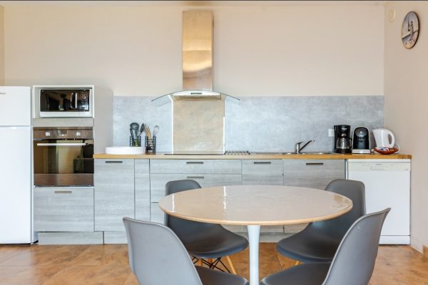 Espace de vie (30m2) ; -baie vitrée avec voilages & rideaux occultants. -accès terrasse privée (60m2). -canapé-lit (matelas en 140). -coin repas. -cuisine équipée. -(Wifi/Ethernet) par fibre optique.  - Smart TV HD 3D 46" (Fransat + NETFLIX, etc.).