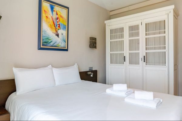 Chambre 1 (12m2) ; -baie vitrée double vitrage avec voilages & rideaux occultants. -accès direct à terrasse privée (60m2).. -matelas mémoire de forme haut de gamme (160x190). -armoire dressing. -tables, lampes de chevets & appliques murales.