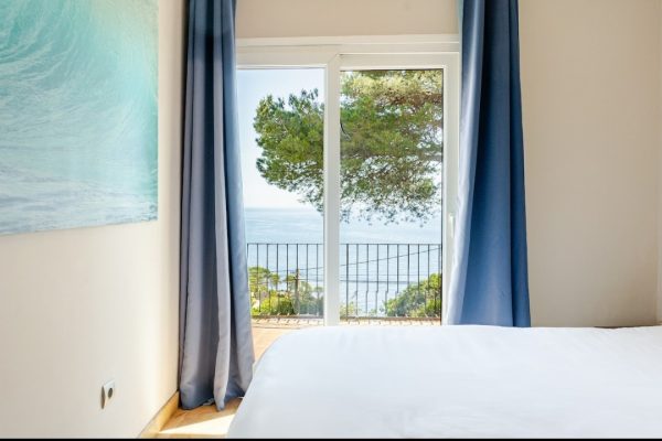 Chambre 1 (12m2) ; -baie vitrée double vitrage avec voilages & rideaux occultants. -accès direct à terrasse privée (60m2).. -matelas mémoire de forme haut de gamme (160x190). -armoire dressing. -tables, lampes de chevets & appliques murales.