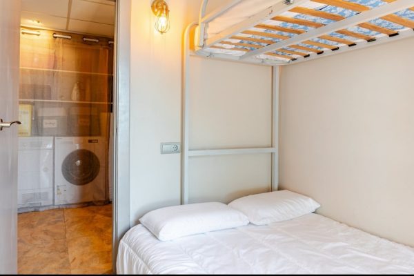 Chambre/cabine 2 (8m2) ; -porte-fenêtre double vitrage avec voilages & rideaux occultants. -accès direct à terrasse privée (60m2). -matelas à mémoire de forme haut de gamme (135x190 & 90x190). -armoire dressing. -applique murale.