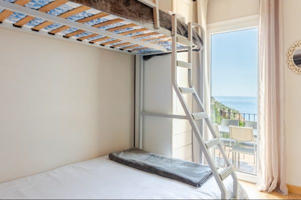 Chambre/cabine 2 (8m2) ; -porte-fenêtre double vitrage avec voilages & rideaux occultants. -accès direct à terrasse privée (60m2). -matelas à mémoire de forme haut de gamme (135x190 & 90x190). -armoire dressing. -applique murale.
