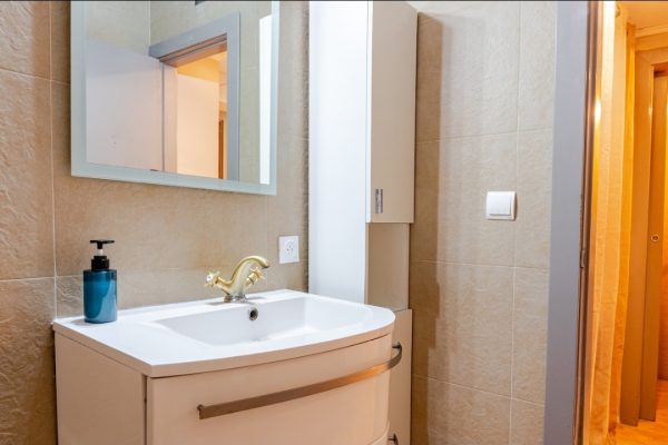 Salle d'eau ; -douche à l'italienne. -meuble vasque design avec miroir. -meuble colonne. -sèche-cheveux.
