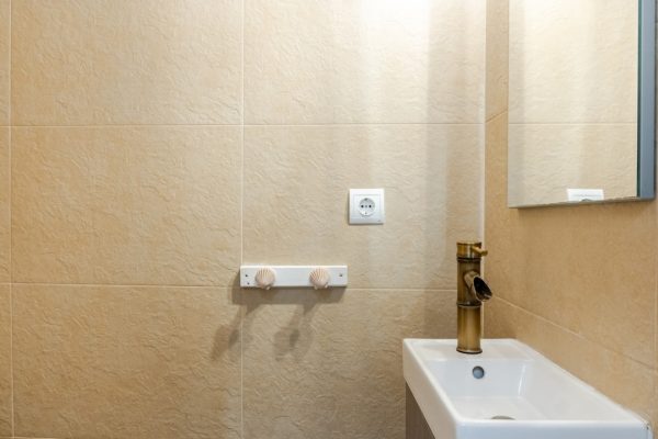WC séparés avec lave-main et miroir.