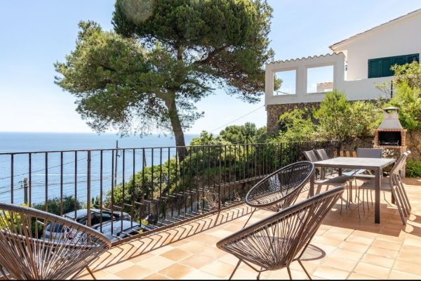 Terrasse privée (60m2) en L en surplomb de mer ; -vue panoramique à 180° sur les bois, les falaises & la mer dans la zone la plus prestigieuse de Begur. -barbecue en brique. -store banne 4mx3m. -bains de soleil. -table, chaises & fauteuils de jardin.