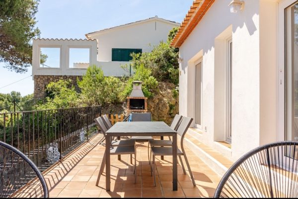 Terrasse privée (60m2) en L en surplomb de mer ; -vue panoramique à 180° sur les bois, les falaises & la mer dans la zone la plus prestigieuse de Begur. -barbecue en brique. -store banne 4mx3m. -bains de soleil. -table, chaises & fauteuils de jardin.