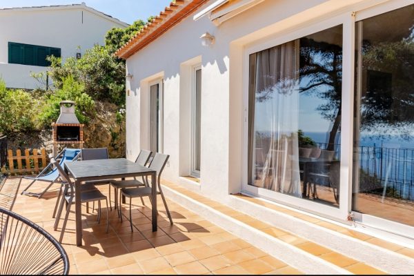 Terrasse privée (60m2) en L en surplomb de mer ; -vue panoramique à 180° sur les bois, les falaises & la mer dans la zone la plus prestigieuse de Begur. -barbecue en brique. -store banne 4mx3m. -bains de soleil. -table, chaises & fauteuils de jardin.