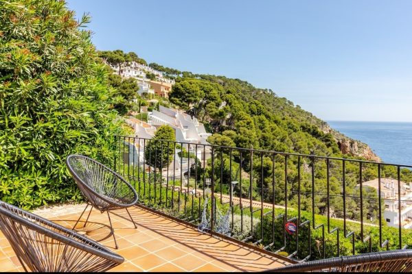 Terrasse privée (60m2) en L en surplomb de mer ; -vue panoramique à 180° sur les bois, les falaises & la mer dans la zone la plus prestigieuse de Begur. -barbecue en brique. -store banne 4mx3m. -bains de soleil. -table, chaises & fauteuils de jardin.