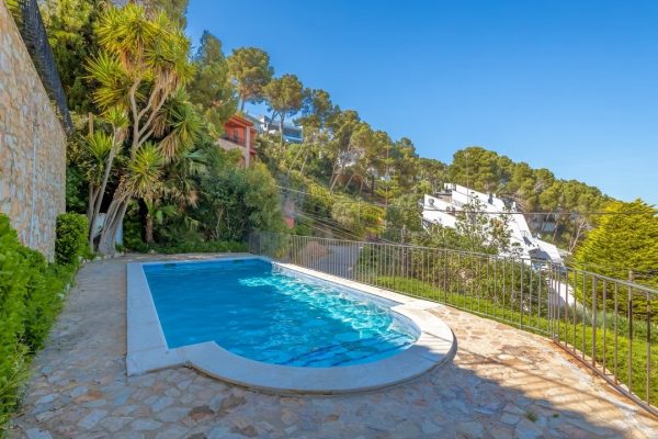 Piscine de la résidence ; -ouverte de mi mai à fin septembre. -chloration saline avec meilleur confort de baignade. -9m x 4m50 & profondeur 1m30/2m. -terrasse (25m2). -partagée par 8 appartements. -vue panoramique sur les bois, falaises & la mer.