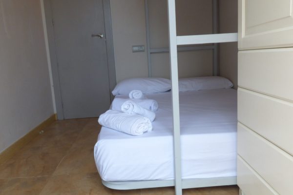 Chambre/cabine 2 (8m2) ;
-porte-fenêtre double vitrage avec voilages & rideaux occultants.
-accès direct à terrasse privée (60m2).
-matelas à mémoire de forme haut de gamme (135x190 & 90x190).
-armoire dressing.
-applique murale.