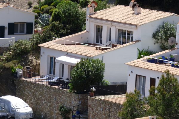 Résidence "Sol y Mar" ;
-4 bâtiments séparés de 6m & entourés d'espaces jardinés.
-2 pavillons par bâtiment disposées en escalier.
(le vôtre est au dessus du parking).
-piscine (9mx4,50m)+terrasse (25m2) & vue en surplomb de mer.
-parking privé.