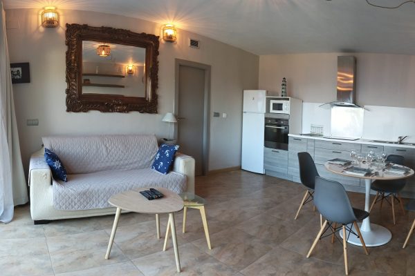 Espace de vie (30m2) ;
-baie vitrée avec voilages & rideaux occultants.
-accès terrasse privée (60m2).
-canapé-lit (matelas en 140).
-coin repas.
-cuisine équipée.
-(Wifi/Ethernet) par fibre optique. 
- Smart TV HD 3D 46" (Fransat + NETFLIX, etc.).