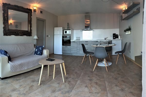 Espace de vie (30m2) ;
-baie vitrée avec voilages & rideaux occultants.
-accès terrasse privée (60m2).
-canapé-lit (matelas en 140).
-coin repas.
-cuisine équipée.
-(Wifi/Ethernet) par fibre optique. 
- Smart TV HD 3D 46" (Fransat + NETFLIX, etc.).