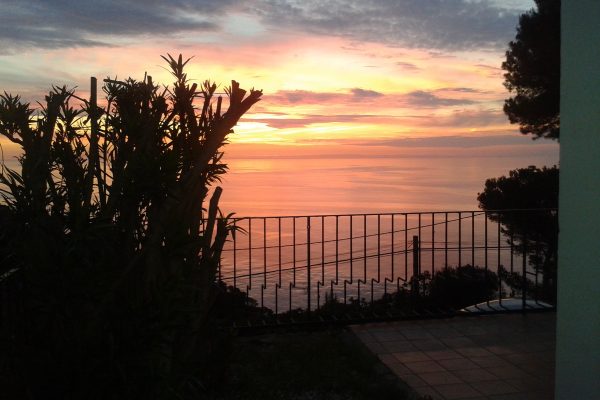 Terrasse privée (60m2) en L en surplomb de mer ;
-vue panoramique à 180° sur les bois, les falaises & la mer dans la zone la plus prestigieuse de Begur.
-barbecue en brique.
-store banne 4mx3m.
-bains de soleil.
-table, chaises & fauteuils de jardin.